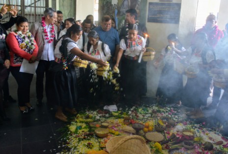  Con la participación de la directora general de Asuntos Indígenas, Xóchitl Molina González, y autoridades municipales y estatales, se inauguró la Expo-venta de Arte Popular Indígena en el pasillo del Palacio de Gobierno, misma que estará hasta el día domingo.
