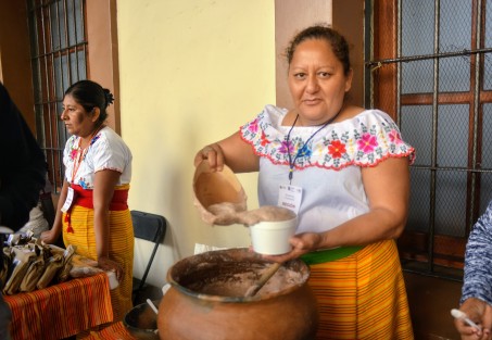  Con la participación de la directora general de Asuntos Indígenas, Xóchitl Molina González, y autoridades municipales y estatales, se inauguró la Expo-venta de Arte Popular Indígena en el pasillo del Palacio de Gobierno, misma que estará hasta el día domingo.