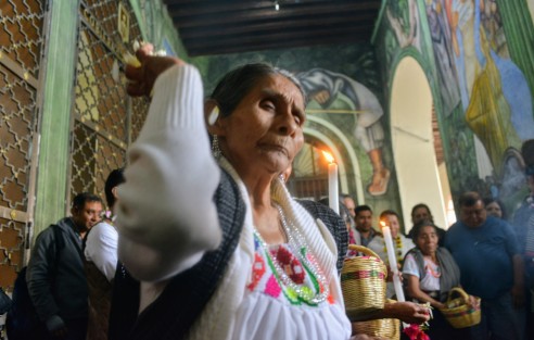  Con la participación de la directora general de Asuntos Indígenas, Xóchitl Molina González, y autoridades municipales y estatales, se inauguró la Expo-venta de Arte Popular Indígena en el pasillo del Palacio de Gobierno, misma que estará hasta el día domingo.