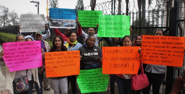 Al igual que lo hicieron en la Fiscalía, habitantes  del municipio de Jamapa se manifestaron frente al Palacio Legislativo y demandaron la intervención de diputados ante su inconformidad con el gobierno municipal.  