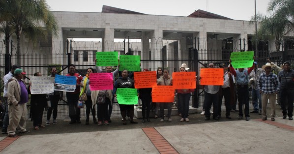 Al igual que lo hicieron en la Fiscalía, habitantes  del municipio de Jamapa se manifestaron frente al Palacio Legislativo y demandaron la intervención de diputados ante su inconformidad con el gobierno municipal.  