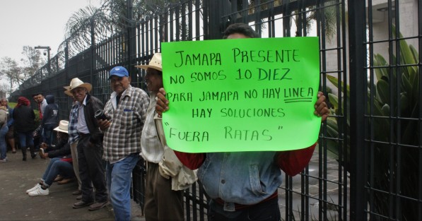 Al igual que lo hicieron en la Fiscalía, habitantes  del municipio de Jamapa se manifestaron frente al Palacio Legislativo y demandaron la intervención de diputados ante su inconformidad con el gobierno municipal.  