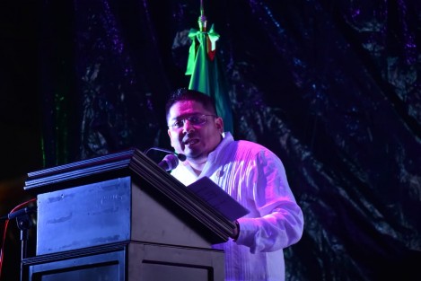  Al presentar su primer informe legislativo, el diputado local Rubén Ríos Uribe, presidente de la Mesa Directiva del Congreso local, afirmó que éste no es un trabajo personal sino el resultado de mucha gente que tiene en común la voluntad, la decisión, la convicción y el compromiso de cambiar las cosas. 
