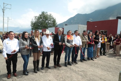 En un acto con sentido social, el Gobierno de Veracruz entregó 80 viviendas a igual número de familias que resultaron afectadas por la barrancada en las faldas del cerro El Coyote, en agosto del año pasado. 