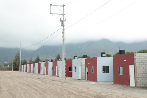 En un acto con sentido social, el Gobierno de Veracruz entregó 80 viviendas a igual número de familias que resultaron afectadas por la barrancada en las faldas del cerro El Coyote, en agosto del año pasado. 