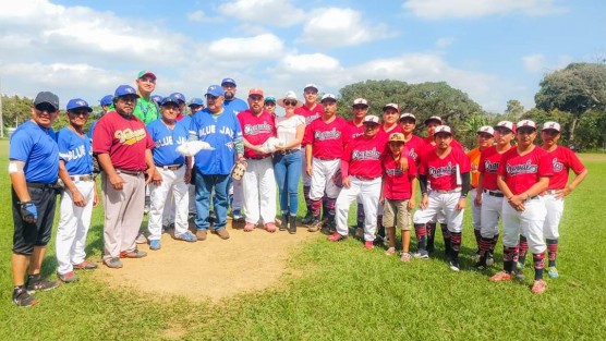 El alcalde Mario Antonio Chama Díaz y la Dirección de Fomento deportivo estuvieron presentes en el encuentro de Beisbol entre los equipos de Pajaritos y Azules, a quienes hizo entrega de pelotas de beisbol durante el partido y realizó el lanzamiento de pelota en el Campo Deportivo Raúl Olmos.