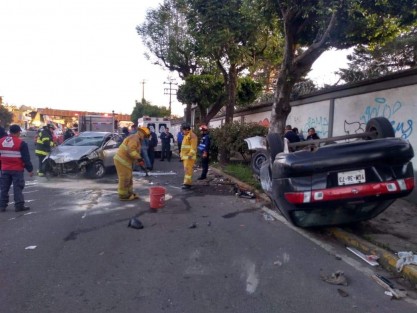 Un aparatoso accidente se registró en el boulevard Xalapa-Banderrilla, frente a las instalaciones de Pemex. Dos autos compactos volcaron  luego de uno de los conductores hiciera un mal cambio de carril.  Por fortuna no hubo lesionados, solo daños materiales. Unidades de emergencia acudieron al lugar. 