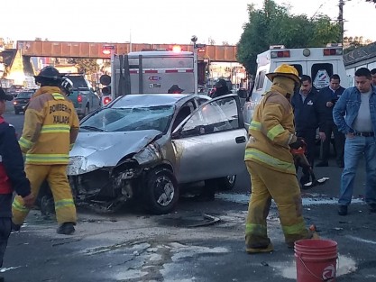Un aparatoso accidente se registró en el boulevard Xalapa-Banderrilla, frente a las instalaciones de Pemex. Dos autos compactos volcaron  luego de uno de los conductores hiciera un mal cambio de carril.  Por fortuna no hubo lesionados, solo daños materiales. Unidades de emergencia acudieron al lugar. 