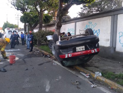 Un aparatoso accidente se registró en el boulevard Xalapa-Banderrilla, frente a las instalaciones de Pemex. Dos autos compactos volcaron  luego de uno de los conductores hiciera un mal cambio de carril.  Por fortuna no hubo lesionados, solo daños materiales. Unidades de emergencia acudieron al lugar. 