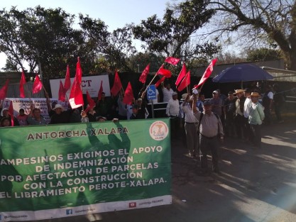 Luego de 8 años de inaugurado el libramiento Xalapa - Perote, afiliados a Antorcha Campesina de localidades por donde éste pasa, siguen reclamando indemnizaciones. 