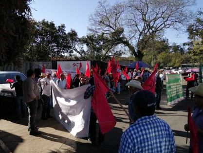 Los antorchistas se manifiestan esta mañana frente a la SCT. 