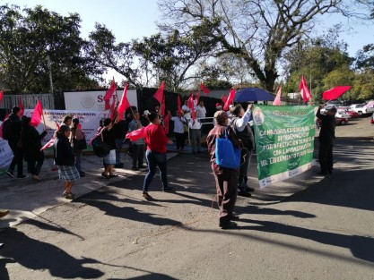 Los antorchistas se manifiestan esta mañana frente a la SCT. 