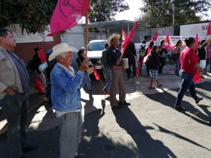Luego de 8 años de inaugurado el libramiento Xalapa - Perote, afiliados a Antorcha Campesina de localidades por donde éste pasa, siguen reclamando indemnizaciones, manifestándose frente a las oficinas de la SCT. 