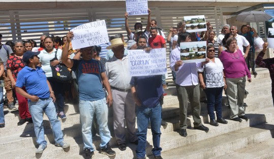 Habitantes de la colonia Tecoxolco  del municipio de Coatepec en compañía de su abogado se manifestaron frente a la Fiscalía General del Estado y anunciaron que interpondrán una denuncia ante ante el supuesto fraude del cual fueron víctimas por la venta de lotes en aquel municipio. 