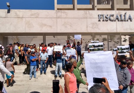 Habitantes de la colonia Tecoxolco  del municipio de Coatepec en compañía de su abogado se manifestaron frente a la Fiscalía General del Estado y anunciaron que interpondrán una denuncia ante ante el supuesto fraude del cual fueron víctimas por la venta de lotes en aquel municipio. 
