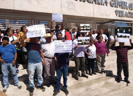 Habitantes de la colonia Tecoxolco del municipio de Coatepec en compañía de su abogado se manifestaron frente a la Fiscalía General del Estado y anunciaron que interpondrán una denuncia ante ante el supuesto fraude del cual fueron víctimas por la venta de lotes en aquel municipio. 