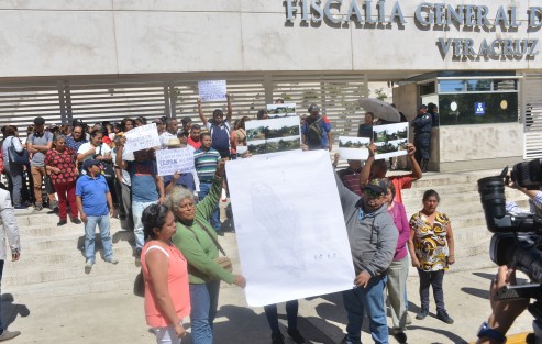 Habitantes de la colonia Tecoxolco del municipio de Coatepec en compañía de su abogado se manifestaron frente a la Fiscalía General del Estado y anunciaron que interpondrán una denuncia ante ante el supuesto fraude del cual fueron víctimas por la venta de lotes en aquel municipio. 