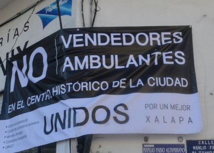 En una papelería del centro de Xalapa y en el mercado Jáuregui colocaron unas lonas donde se quejan de los vendedores ambulantes, ya que a su decir, estos han aumentado desde que se realizan obras en la calle Revolución.  