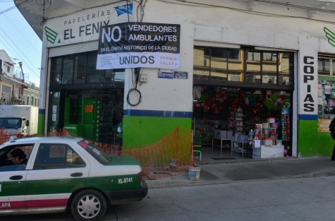 En una papelería del centro de Xalapa y en el mercado Jáuregui colocaron unas lonas donde se quejan de los vendedores ambulantes, ya que a su decir, estos han aumentado desde que se realizan obras en la calle Revolución.  
