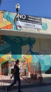 En una papelería del centro de Xalapa y en el mercado Jáuregui colocaron unas lonas donde se quejan de los vendedores ambulantes, ya que a su decir, estos han aumentado desde que se realizan obras en la calle Revolución.  