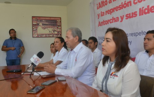 Integrantes del Movimiento Antorchista Nacional en conferencia de prensa exigieron que se detengan las amenazas y represión política del gobernador morenista del Estado de Puebla, Miguel Barbosa Huerta y anunciaron una mega marcha  de 30 mil mexicanos el próximo 27 de Febrero en aquel Estado.