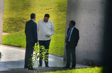  El diputado de Morena, Víctor Vargas  Barrientos presidente de la comisión Instructucto en plena plática con el diputado Erik Iván Aguilar López durante  un receso de la audiencia de pruebas y alegatos de dicha Comisión en la cual  Aguilar López enfrenta solicitud de desafuero por parte de Fiscalía Anticorrupción. 