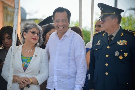 Por ello, el mandatario entregó un reconocimiento al comandante de la VI Región Militar, General Francisco Ortiz Valadez, ya que la Secretaría de la Defensa Nacional (SEDENA) ha hecho realidad la máxima de que <em>el ejército mexicano es pueblo</em>, y su lealtad a la nación se traduce en apoyo incondicional. 