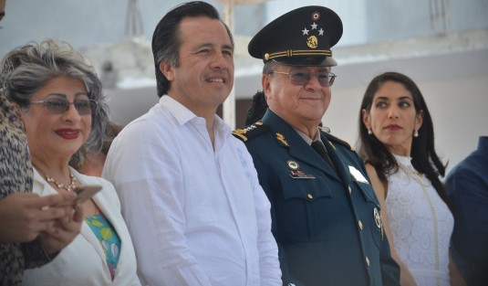 Por ello, el mandatario entregó un reconocimiento al comandante de la VI Región Militar, General Francisco Ortiz Valadez, ya que la Secretaría de la Defensa Nacional (SEDENA) ha hecho realidad la máxima de que <em>el ejército mexicano es pueblo</em>, y su lealtad a la nación se traduce en apoyo incondicional. 