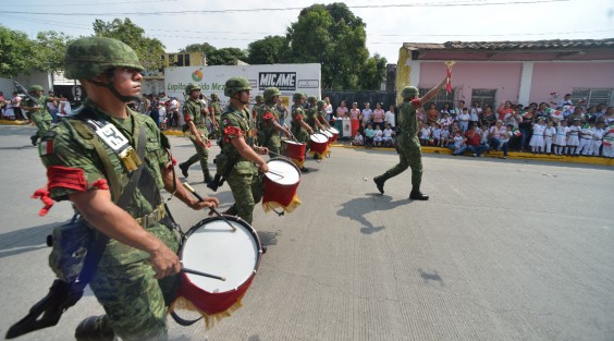 La conmemoración de los Tratados de La Soledad inició con un desfile cívico-militar en el que participaron la Banda de Guerra de la VI Región Militar, estudiantes de primarias, secundarias y bachilleratos del municipio, así como campesinos y ganaderos en una vistosa cabalgata, para terminar con estampas de ballets folclóricos de distintas entidades. 