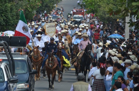 La conmemoración de los Tratados de La Soledad inició con un desfile cívico-militar en el que participaron la Banda de Guerra de la VI Región Militar, estudiantes de primarias, secundarias y bachilleratos del municipio, así como campesinos y ganaderos en una vistosa cabalgata, para terminar con estampas de ballets folclóricos de distintas entidades.