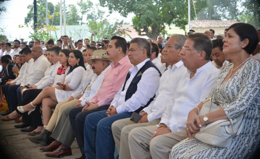 Con la presencia autoridades  Federales, Estatales y Municipales, el Alcalde Mario Chama y la Presidenta de DIF Municipal, Mara Chama, tuvieron la oportunidad de saludar al Gobernador de Veracruz el Ing. Cuitláhuac García Jiménez y al Secretario de Gobierno Ing. Eric Cisneros Burgos, a quienes agradecieron la invitación a tan importante conmemoración, del mismo modo saludaron a homólogos de todo el Estado.  
