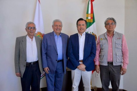 El Gobernador Cuitláhuac García, recibió la visita del Procurador Agrario, Luis Hernández Palacios Mirón, y del nuevo representante de la Procuraduría Agraria en Veracruz, el agrónomo y alvaradeño Vinicio Zamudio Figueroa. Ambos funcionarios reiteraron su apoyo decidido al gobierno de la 4T en Veracruz.  
