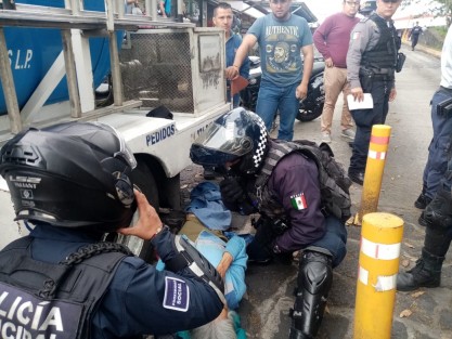 Paramédicos atendieron a la lesionada quien resultó con fracturas.