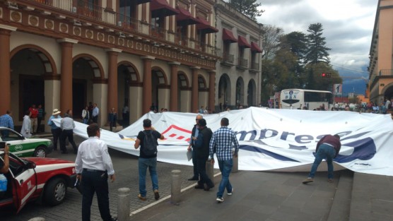 Miembros de Empresas SOS,  se manifestaron en la calle de Enríquez.  Reclaman el pago de adeudos pendientes que dejó el gobierno de Javier Duarte. Quieren que el gobierno actual le reconozca dichos adeudos, que también ignoró la administración yunista.
