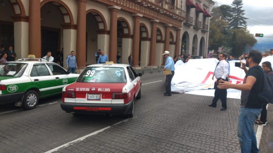 Miembros de Empresas SOS,  se manifestaron en la calle de Enríquez.  Reclaman el pago de adeudos pendientes que dejó el gobierno de Javier Duarte. Quieren que el gobierno actual le reconozca dichos adeudos, que también ignoró la administración yunista.