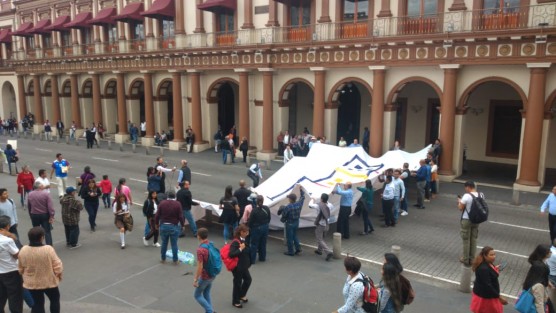 Miembros de Empresas SOS,  se manifestaron en la calle de Enríquez.  Reclaman el pago de adeudos pendientes que dejó el gobierno de Javier Duarte. Quieren que el gobierno actual le reconozca dichos adeudos, que también ignoró la administración yunista.
