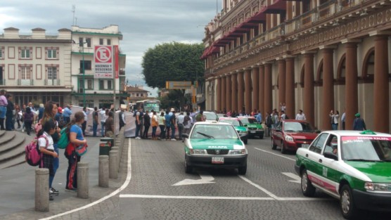 Miembros de Empresas SOS,  se manifestaron en la calle de Enríquez.  Reclaman el pago de adeudos pendientes que dejó el gobierno de Javier Duarte. Quieren que el gobierno actual le reconozca dichos adeudos, que también ignoró la administración yunista.