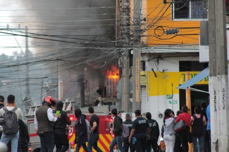 Incendio este mediodía en la esquina de las calles Arteaga y Justo Sierra, originado por un flamazo en una tortillería. El fuego se extendió hacia una construcción vecina. No hubo lesionados afortunadamente.  Sí afectaciones materiales.  