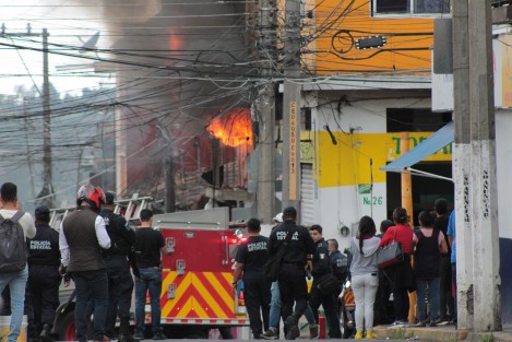 Incendio este mediodía en la esquina de las calles Arteaga y Justo Sierra, originado por un flamazo en una tortillería. El fuego se extendió hacia una construcción vecina. No hubo lesionados afortunadamente.  Sí afectaciones materiales.  