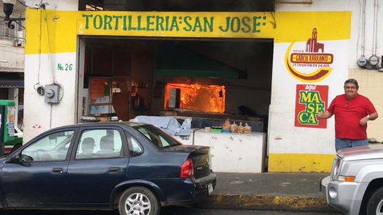 Incendio este mediodía en la esquina de las calles Arteaga y Justo Sierra, originado por un flamazo en una tortillería. El fuego se extendió hacia una construcción vecina. No hubo lesionados afortunadamente.  Sí afectaciones materiales.  