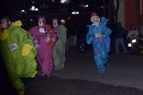 Posterior a la bienvenida, se llevó a cabo la Carrera de Viejos en su primera edición, en la que participaron al ritmo de banda, corredores disfrazados con trajes tradicionales de payasos y viejos.  