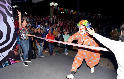 Posterior a la bienvenida, se llevó a cabo la Carrera de Viejos en su primera edición, en la que participaron al ritmo de banda, corredores disfrazados con trajes tradicionales de payasos y viejos.  