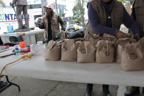 Quienes participaron en el Reciclón recibieron bolsas ecológicas y lombricomposta como estímulo para continuar apoyando a proteger el planeta.  