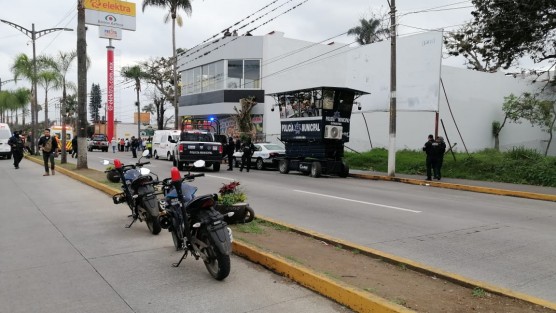Cuatro oficiales muertos (entre ellos una mujer) fue el saldo de un ataque simultáneo a las fuerzas del orden, el primero en la torre de vigilancia del bulevar Córdoba-Fortín y otro a una patrulla sobre el Camino Real a la altura de el fraccionamiento San Isidro. 