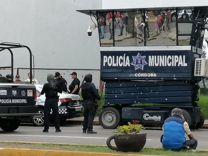 Cuatro oficiales muertos (entre ellos una mujer) fue el saldo de un ataque simultáneo a las fuerzas del orden, el primero en la torre de vigilancia del bulevar Córdoba-Fortín y otro a una patrulla sobre el Camino Real a la altura de el fraccionamiento San Isidro. 