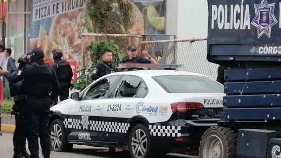 Cuatro oficiales muertos (entre ellos una mujer) fue el saldo de un ataque simultáneo a las fuerzas del orden, el primero en la torre de vigilancia del bulevar Córdoba-Fortín y otro a una patrulla sobre el Camino Real a la altura de el fraccionamiento San Isidro. 