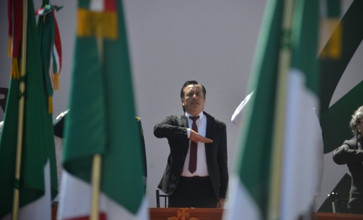 En compañía de autoridades navales, militares y estatales, el gobernador Cuitláhuac García encabezó la conmemoración por el Día de la Bandera en el parque Juárez de la ciudad de Xalapa.  