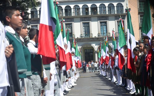 En compañía de autoridades navales, militares y estatales, el gobernador Cuitláhuac García encabezó la conmemoración por el Día de la Bandera en el parque Juárez de la ciudad de Xalapa.  