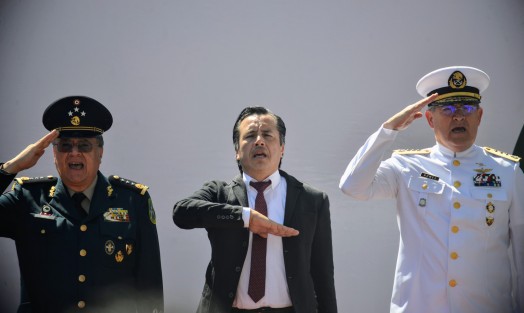 En compañía de autoridades navales, militares y estatales, el gobernador Cuitláhuac García encabezó la conmemoración por el Día de la Bandera en el parque Juárez de la ciudad de Xalapa.  