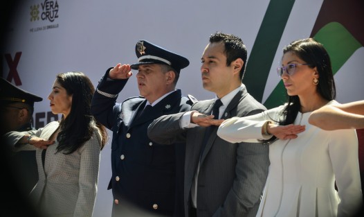   Titulares del Poder Judicial y Legislativo, así como secretarios de despacho, escoltas de escuelas, docentes y padres de familia estuvieron presentes. 